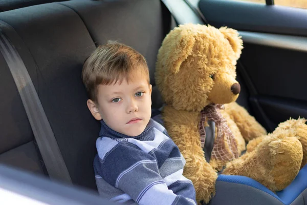 Garçon Mignon Sept Ans Avec Ours Jouet Dans Salon Voiture — Photo