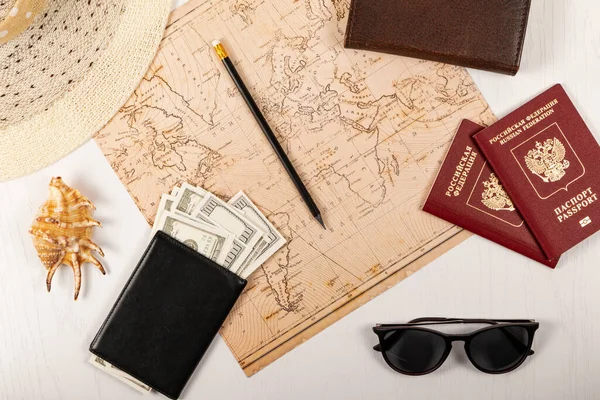 Mapa Del Mundo Lápiz Dos Pasaportes Gafas Sol Concha Billetera — Foto de Stock