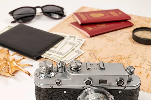 Mapa Mundo Dois Passaportes Uma Lupa Dinheiro Uma Carteira Couro — Fotografia de Stock