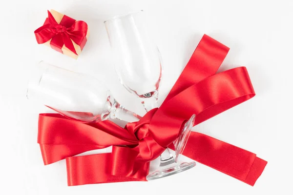 Deux Verres Champagne Une Boîte Cadeau Ruban Soie Rouge Sur — Photo