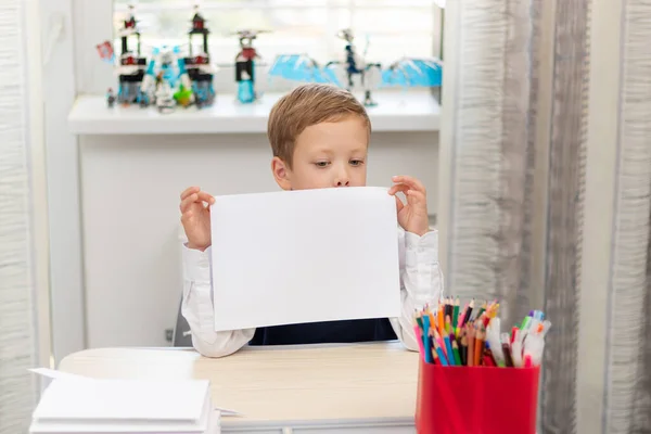 Söt Pojke Skoluniform Hemma Medan Han Sitter Isolerad Vid Skrivbordet — Stockfoto