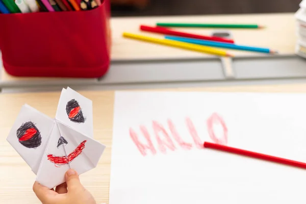 Ragazzo Prima Elementare Disegna Una Cartolina Festa Halloween Con Una — Foto Stock