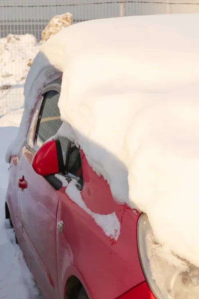 Красный Заброшенный Автомобиль Зимой Припаркованный Большим Слоем Снега Яркий Солнечный — стоковое фото