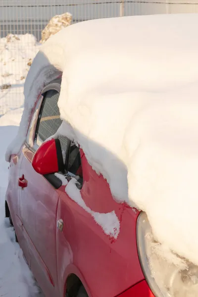 Röd Övergiven Bil Vintern Parkerad Ett Stort Lager Snö Ljus — Stockfoto