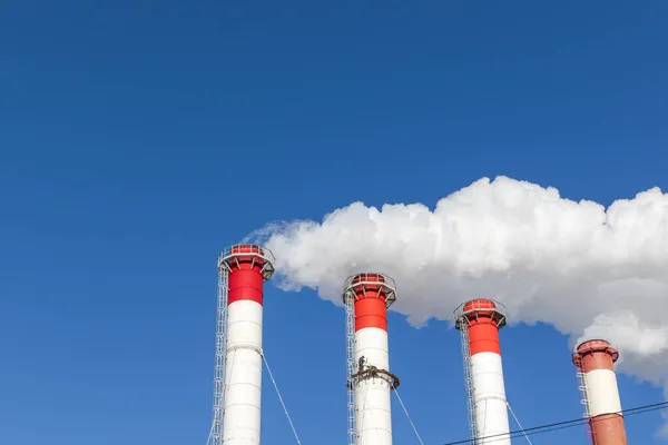 Chimeneas Rojo Blancas Sala Calderas Equipadas Con Semáforo Escaladores Industriales —  Fotos de Stock