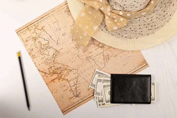 Mapa Del Mundo Sombrero Paja Billetera Cuero Negro Con Dinero — Foto de Stock