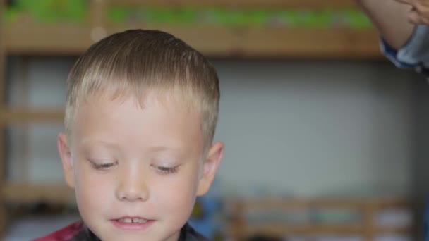 Bir Kuaförün Elleri Evde Saç Keserken Bir Çocuğun Kafasının Üzerinden — Stok video