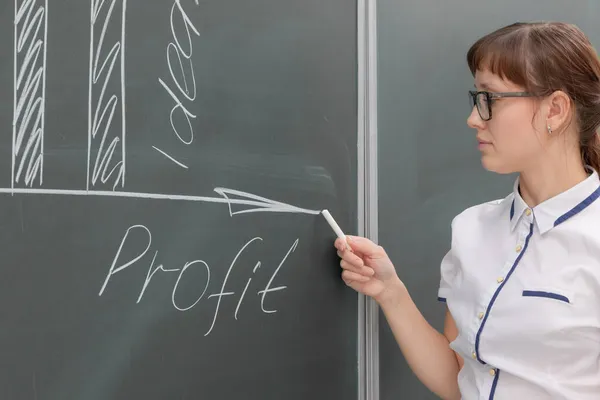 Uma Jovem Treinadora Negócios Uma Blusa Branca Óculos Mostra Com — Fotografia de Stock