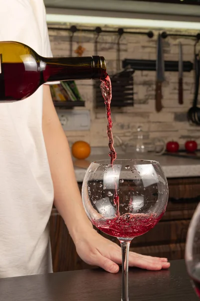 Frauenhände Gießen Trockenen Rotwein Aus Einer Flasche Ein Glas Auf — Stockfoto