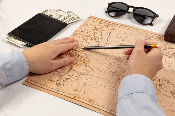 연필을 여성의 지도의 위치를 줍니다 선글라스 일기가 지갑이 — 스톡 사진