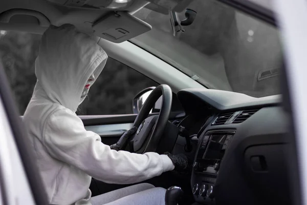 Une Belle Jeune Conductrice Vêtue Une Veste Blanche Avec Capuche — Photo