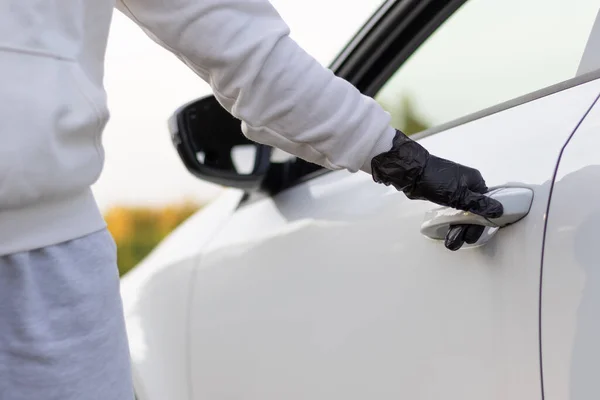 Hombre Con Suéter Blanco Guantes Negros Abre Puerta Del Coche —  Fotos de Stock