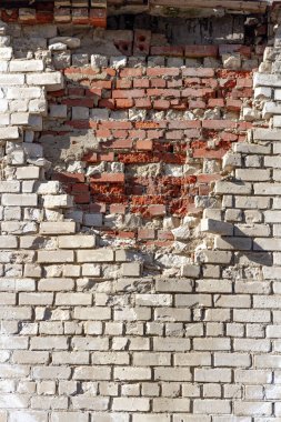 Güneşli bir günde çimento eklemleri olan eski bir tuğla bina duvarı. Duvar kağıdı. Geçmişi. Düz yüzey