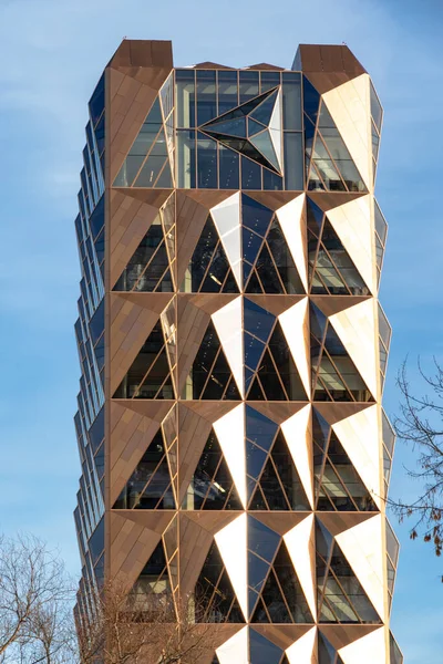 Uma Torre Forma Cristal Dourado Com Espelho Vidro Brilhando Fachada — Fotografia de Stock