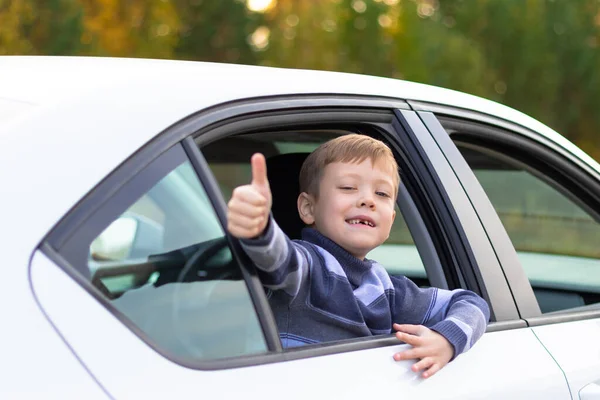 Mignon Garçon Sept Ans Penche Par Fenêtre Une Voiture Blanche — Photo