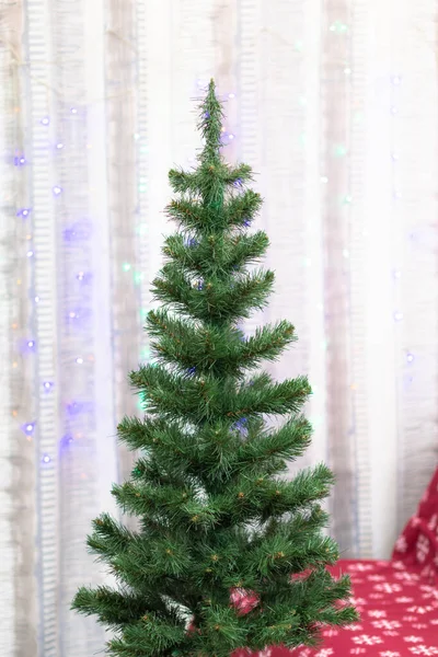 Albero Capodanno Con Rami Verdi Aghi Sullo Sfondo Ghirlande Durante — Foto Stock