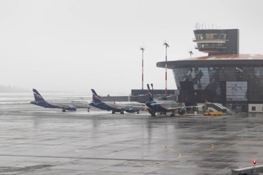 Moskova. - Rusya. 01.01.2021. Aeroflot Ural Havayolları uçak parkı. Sheremetyevo Havalimanı fırtınalı bir havada