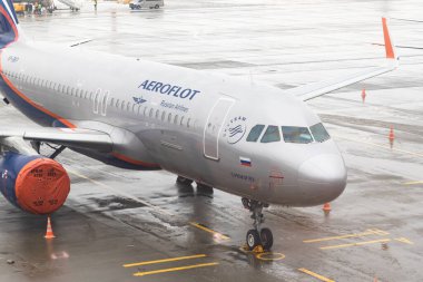 Moskova. - Rusya. 01.01.2021. Aeroflot Ural Havayolları uçak parkı. Sheremetyevo Havalimanı fırtınalı bir havada