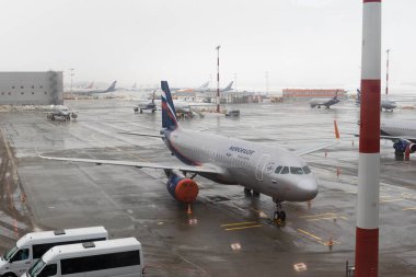 Moskova. - Rusya. 01.01.2021. Aeroflot Ural Havayolları uçak parkı. Sheremetyevo Havalimanı fırtınalı bir havada