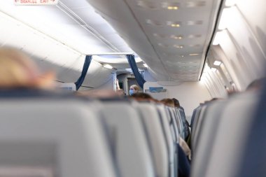 Yekaterinburg 'da. - Rusya. 01.01.2021 Ural Havayolları Aeroflot 'un uçak kabininin içi. Kalkıştan önce kalabalık kabin