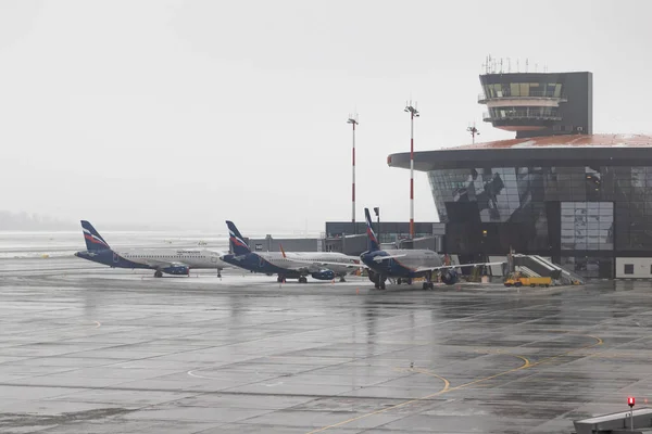 Moskou Rusland 2021 Aeroflot Ural Airlines Vliegtuig Parkeren Sheremetyevo Luchthaven — Stockfoto