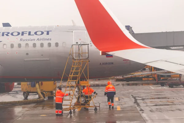 Moskova. - Rusya. 01.01.2021. Sheremetyevo havaalanında uçak bakımı. Aeroflot. Ural Havayolları. Uçak penceresinden görüntüle