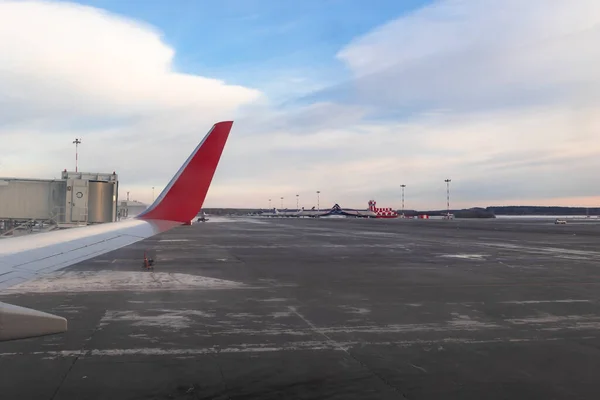 Yekaterinburg Russia 2020 View Airplane Window Runway Part Silvery Red — Stock Photo, Image