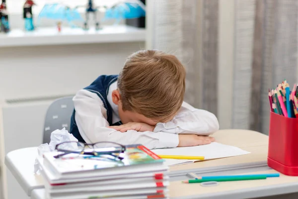 Söt Förstaklassare Skoluniform Hemma Pandemi Somnade Och Gjorde Läxor Vid — Stockfoto