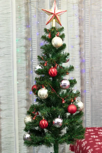 大晦日のガーランドの背景にクリスマスの装飾が施された緑の枝や針を持つ新年の木 選択的フォーカス — ストック写真