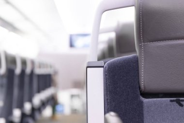 Aeroekspres trenin yolcuları olmayan boş bir kabini. Deri başlıklı koltuklar arka arkaya. Halka açık. Seçici odaklanma. Yakın plan.