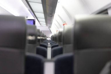 Aeroekspres trenin yolcuları olmayan boş bir kabini. Deri başlıklı koltuklar arka arkaya. Halka açık. Seçici odaklanma. Yakın plan.