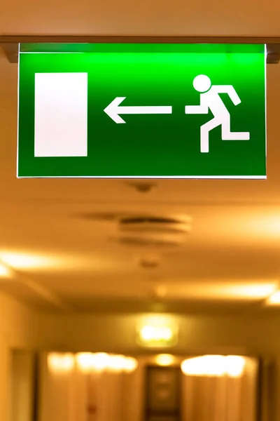 Bright Green Emergency Evacuation Sign Directional Arrow Running Figure Hanging 免版税图库图片