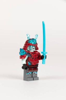 Yekaterinburg 'da. - Rusya. 04.08.2021. Zırhlı bir kılıç ve beyaz bir arka planda lego ninjalarından bir kask taşıyan kahraman buz savaşçısı. Yakın plan. seçici odak