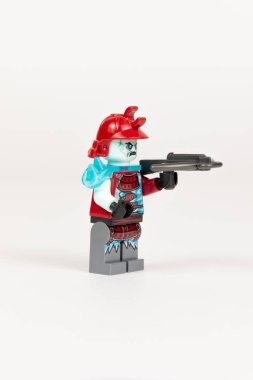 Yekaterinburg 'da. - Rusya. 04.08.2021. Beyaz arkaplanda lego ninjalarının zırhlı arbaleti olan oyuncak kahraman Blizzard Archer. Yakın plan. seçici odak