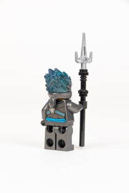 Yekaterinburg 'da. - Rusya. 04.08.2021. Beyaz arkaplanda lego ninjalarının mızrağıyla gri kimonolu oyuncak kahraman Nya. Yakın plan. seçici odak