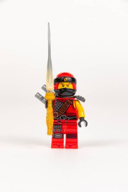 Yekaterinburg 'da. - Rusya. 04.08.2021. Beyaz arka planda lego ninjalarının kılıcıyla kırmızı kimonolu oyuncak kahraman Kai. Yakın plan. seçici odak