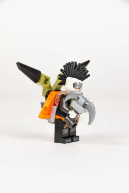 Yekaterinburg 'da. - Rusya. 04.08.2021. Oyuncak kahraman orakla Jet Jack ve beyaz bir arka planda Lego Ninjago 'dan bir jetpack. Yakın plan. seçici odak