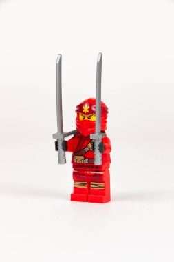 Yekaterinburg 'da. - Rusya. 04.08.2021. Beyaz arka planda lego ninjalarının kılıcıyla kırmızı kimonolu oyuncak kahraman Kai. Yakın plan. seçici odak