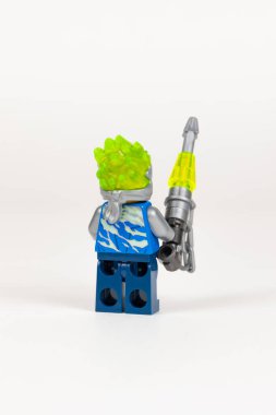 Yekaterinburg 'da. - Rusya. 04.08.2021. Mavi kimonolu oyuncak kahraman Jay beyaz bir arka planda Lego ninjolarından bir takım kuşarigama ile. Yakın plan. seçici odak