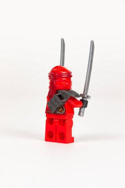 Yekaterinburg 'da. - Rusya. 04.08.2021. Beyaz arka planda lego ninjalarının kılıcıyla kırmızı kimonolu oyuncak kahraman Kai. Yakın plan. seçici odak