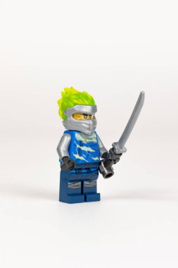 Yekaterinburg 'da. - Rusya. 04.08.2021. Beyaz arka planda, lego ninjalarının kılıcıyla mavi kimonolu oyuncak kahraman Jay. Yakın plan. seçici odak