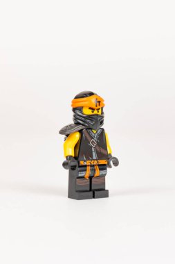 Yekaterinburg 'da. - Rusya. 04.08.2021. Beyaz bir arka planda, lego ninjalarının siyah kimonosu içinde oyuncak kahraman Cole. Yakın plan. seçici odak