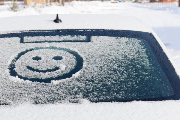 Rysunek Uśmiechnięty Twarz Śnieżny Tylny Okno Samochód Zimowy Słoneczny Dzień Zdjęcie Stockowe
