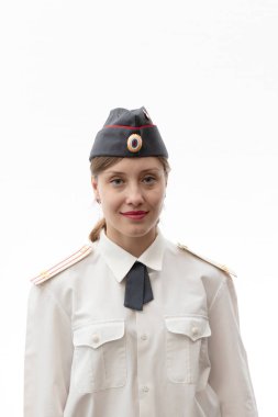 Şapkalı ve beyaz gömlekli güzel bir Rus kadın polis memuru beyaz arka planda gülümsüyor. Seçici odaklanma. Portre