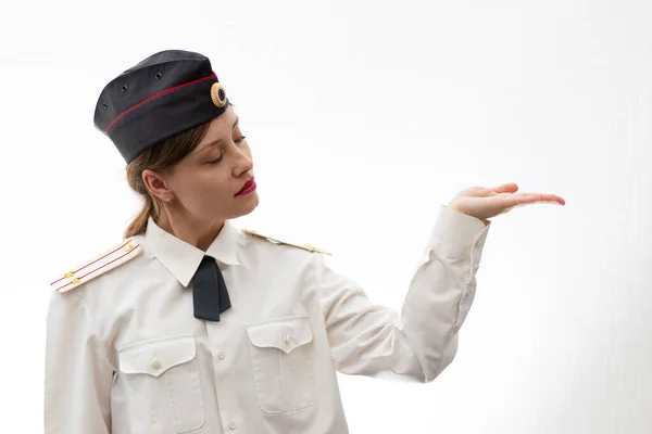 Beautiful Young Female Russian Police Officer Dress Uniform Shows Signs — Stock Photo, Image