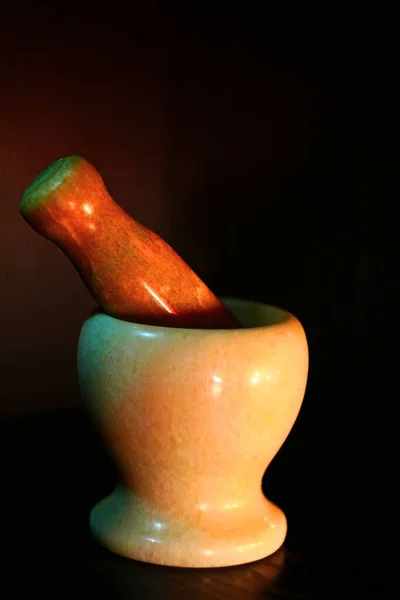 Baharatları öğütmek için havan topu