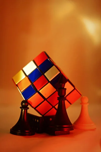 Rubik küpüne yakın satranç taşları.
