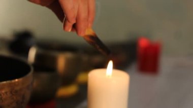 Tibet meditasyon pratiği. Meditasyon için şarkı söyleyen kaseler.