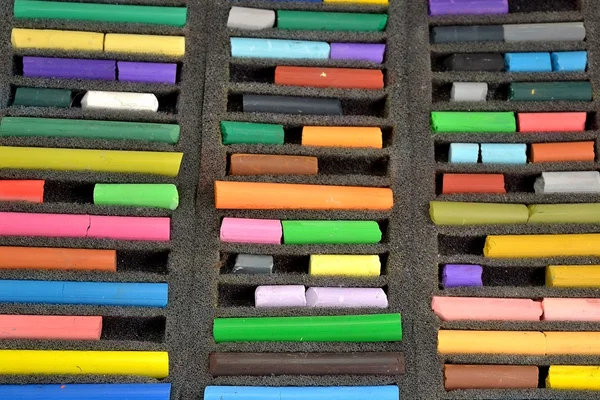 Crayons dans une boîte — Photo