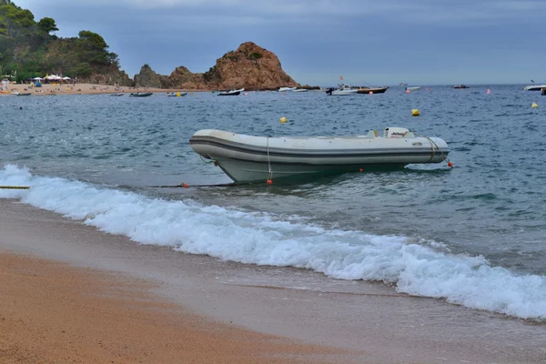 Barco na costa do mar — Fotografia de Stock